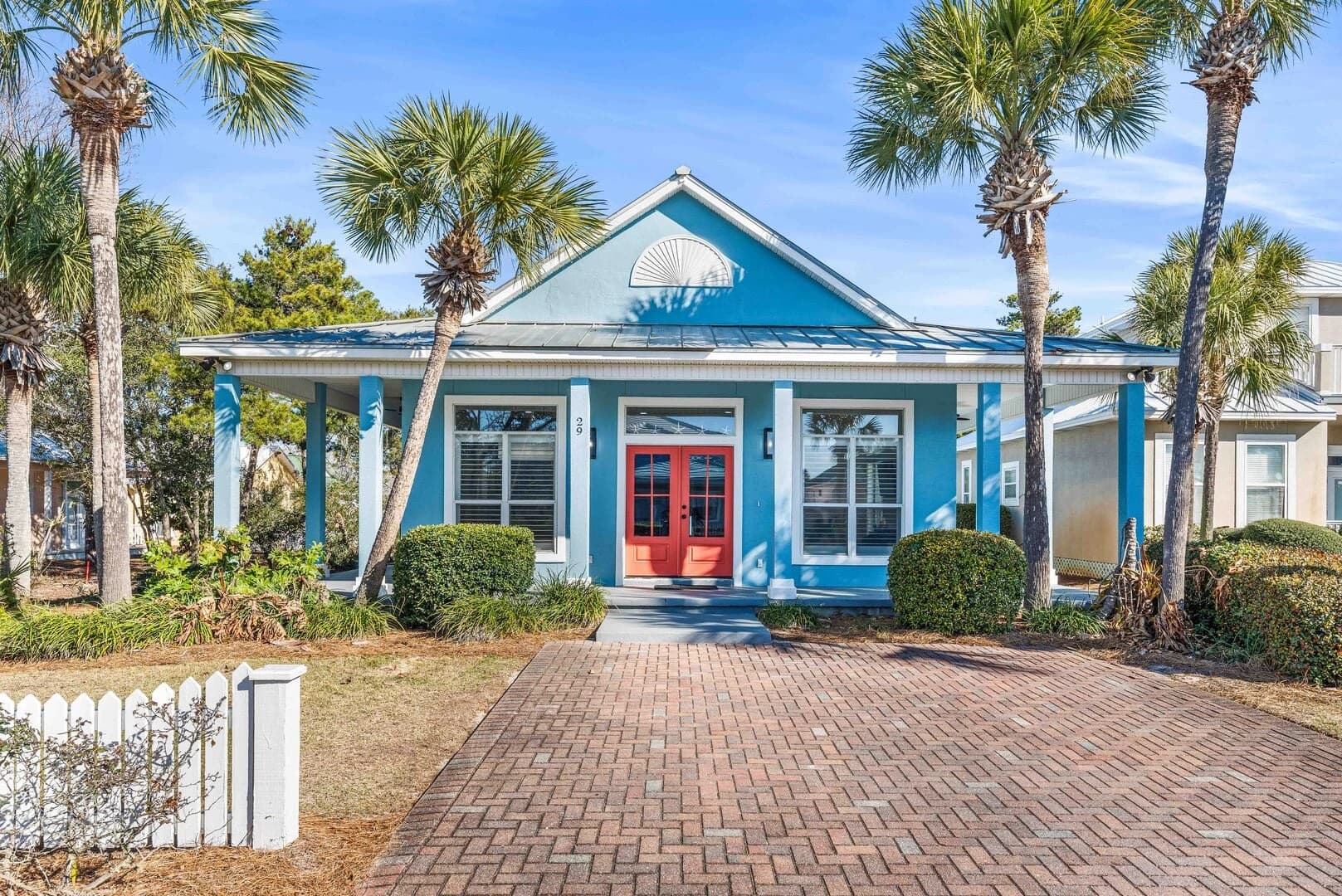 3 Bedroom House w/4 Bunkbeds | Beach Service & Gear ☀️ Private Beach | Recent Remodel